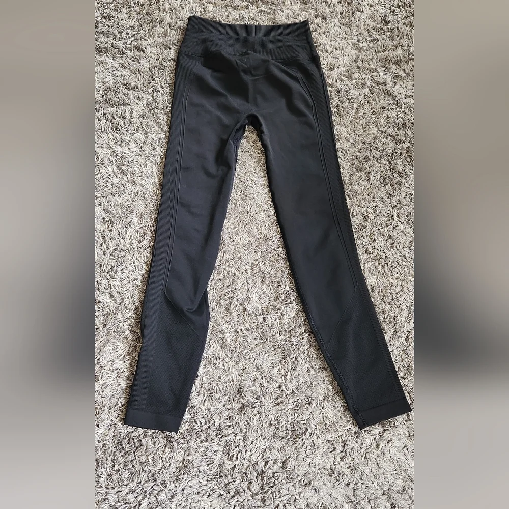Lululemon size 2 - Picture 2 of 3